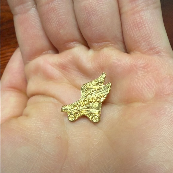 Vintage Goldtone Chicago Winged Pin - Picture 2 of 5